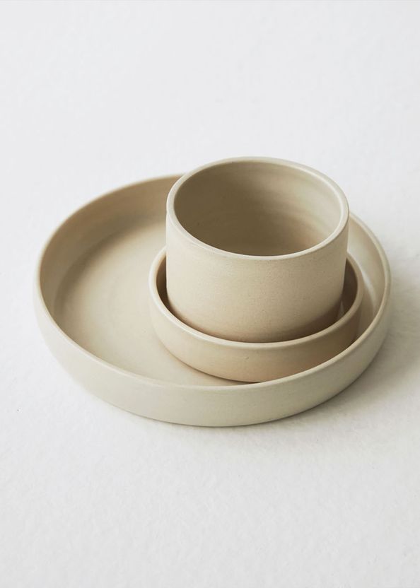 Trio-de-Ceramica-Beluga-com-Copo-Pires-e-Prato-Medio-da-marca-Camelo-Ceramica
