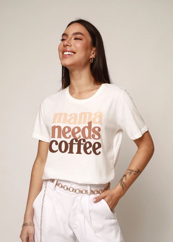 TShirt-Mama-Needs-Coffee-da-marca-Ruela